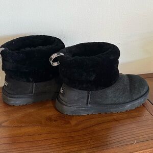 Ugg Classic Black Mini Fluff Quilted Boots Women’s Size 8